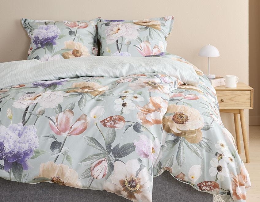 Lenjerie de pat cu flori într-un dormitor luminos