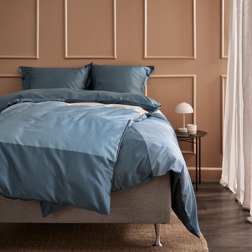 Lenjerie de pat satinată cu model geometric în nuanțe de albastru și nisipiu