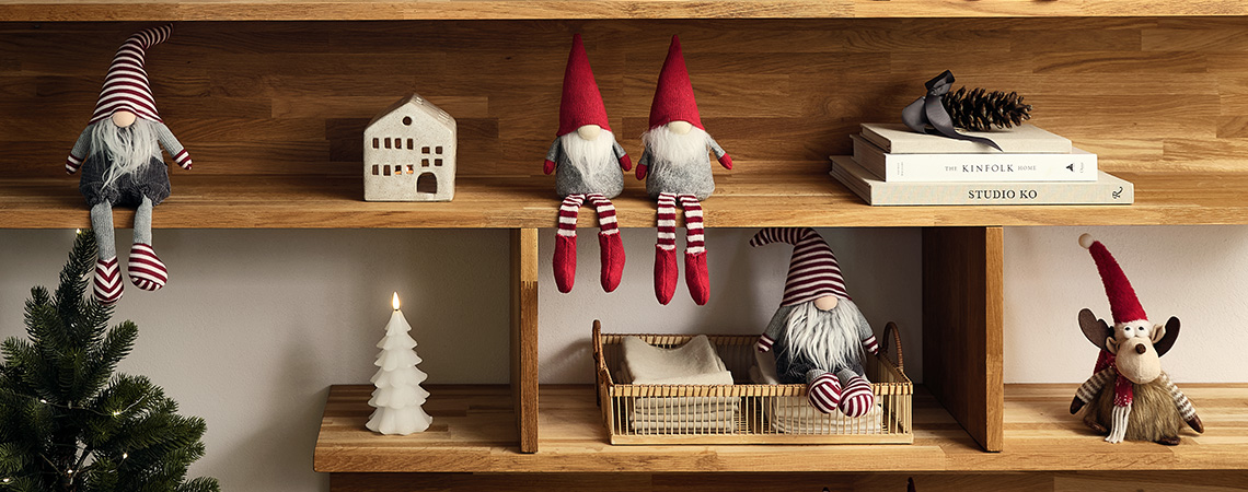 Gnomi de Crăciun și spiriduși de Crăciun într-un living decorat de sărbători