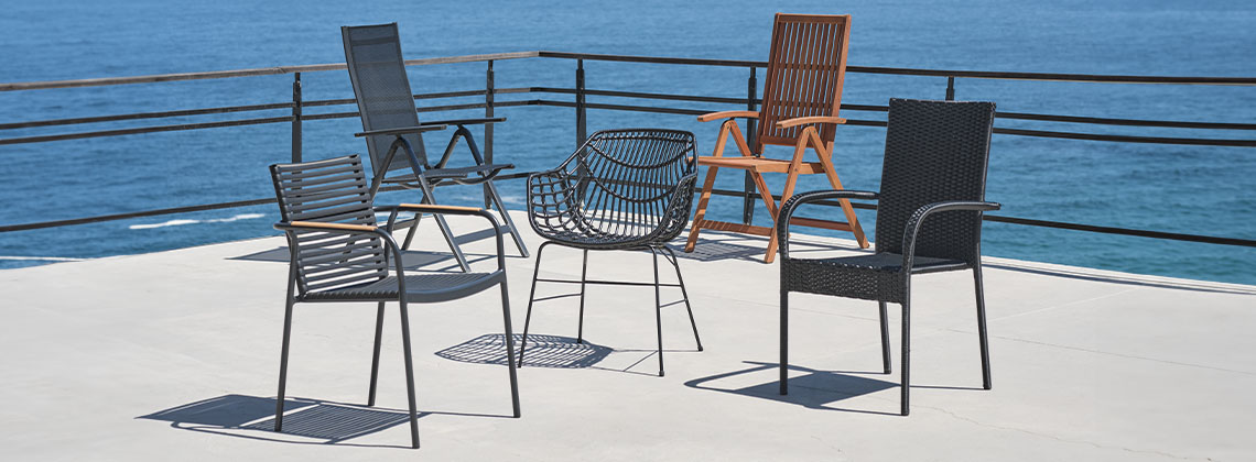 5 scaune diferite de grădină pe terasa cu vedere la ocean