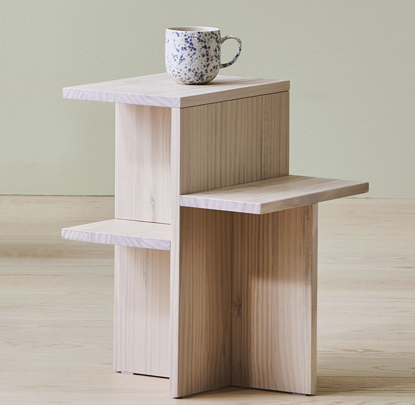 Piedestal din lemn de pin care servește și ca măsuță de cafea