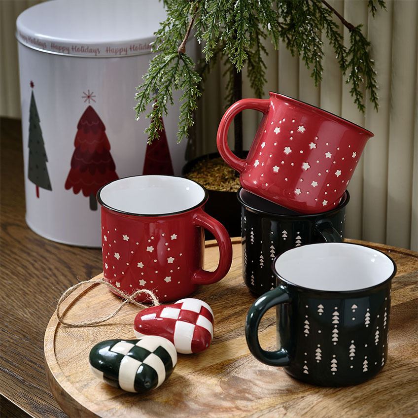 Căni GULLTOP în roșu și verde cu motive festive și inimioare decorative de Crăciun PYSSEL Căni festive de Crăciun în roșu și verde cu motive de sărbătoare și decorațiuni de Crăciun în formă de inimă