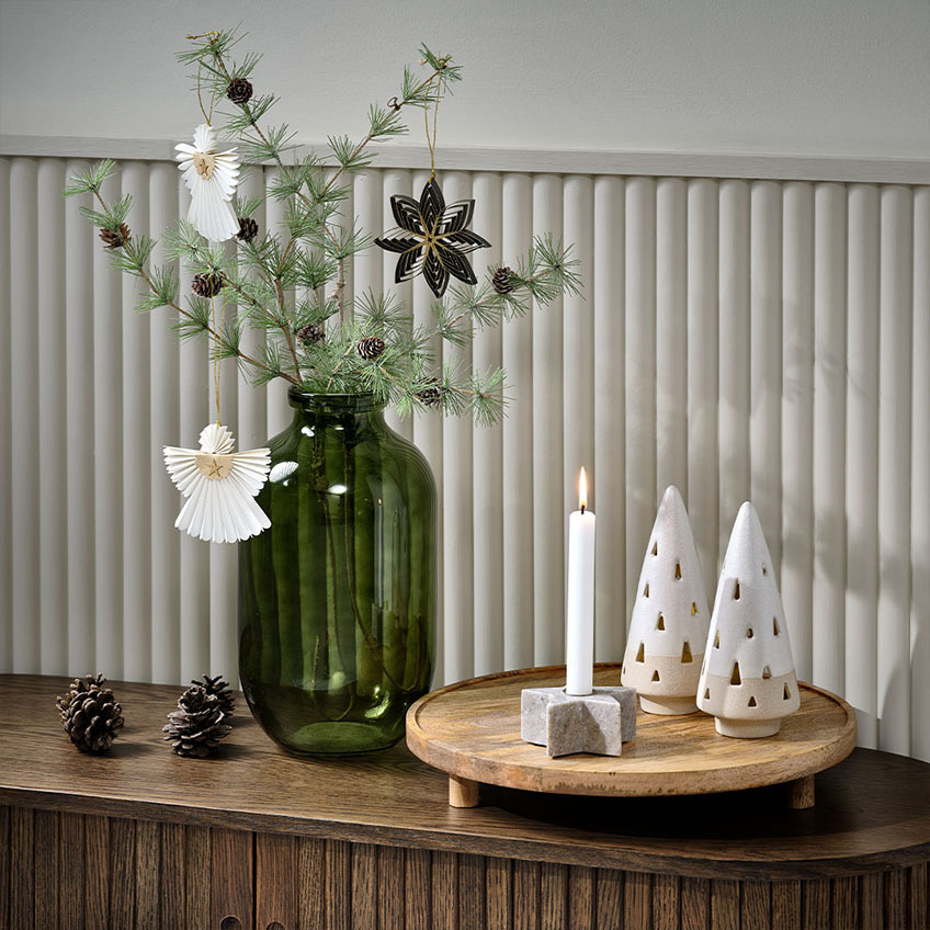 Decorațiuni de Crăciun COVELLIN, suport pentru lumânări RUTILKVARTS și brad de Crăciun iluminat cu LED VILJE Crenguță de brad artificial în vază verde cu decor scandinav de Crăciun