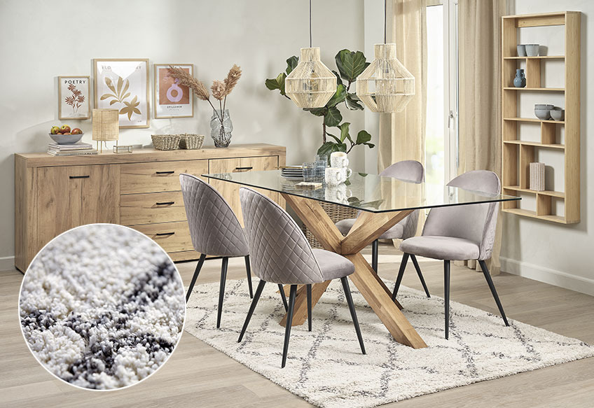Sufragerie cu masă de dining și scaune, bufet și covor cu model