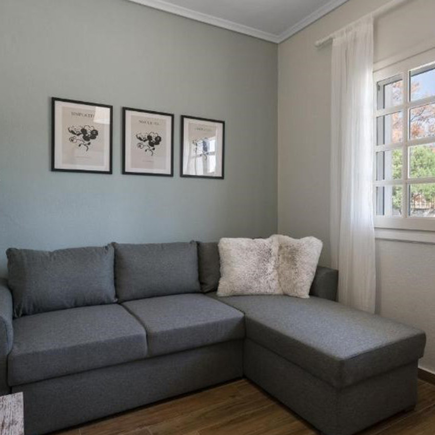 Colțar MARSLEV și ramă OSCAR Living mobilat cu canapea, perne și decorațiuni