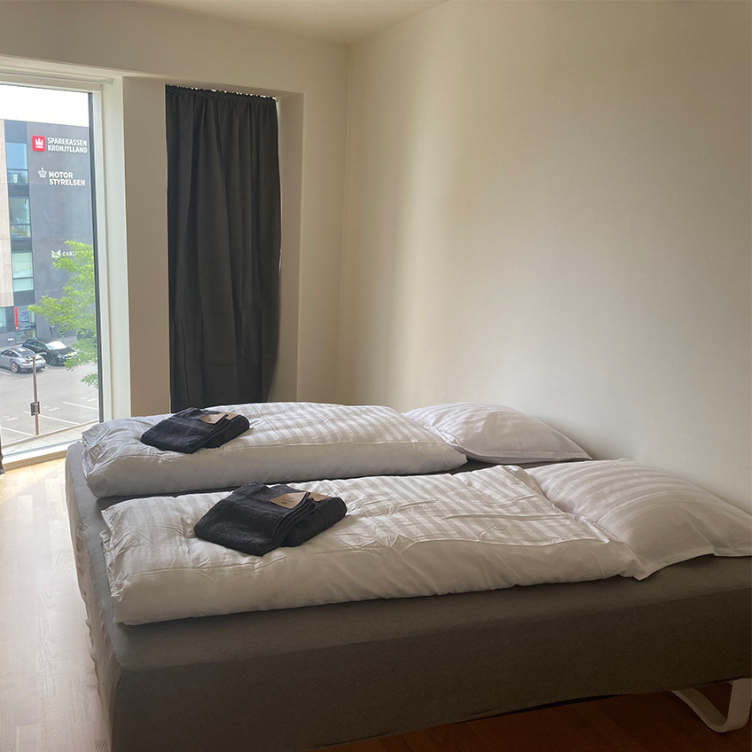 Dormitor mobilat cu paturi și perdele