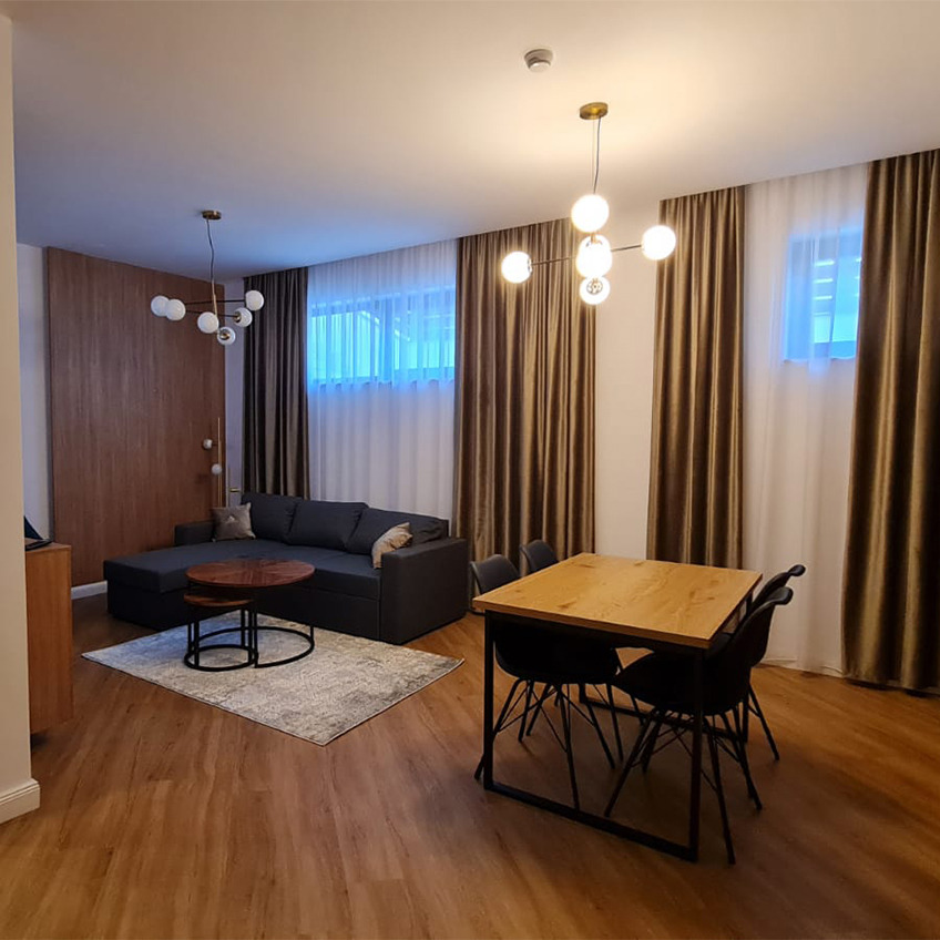 Masă dining AABENRAA, scaune dining KLARUP și canapea MARSLEV Living mobilat cu masă, canapea și decorațiuni