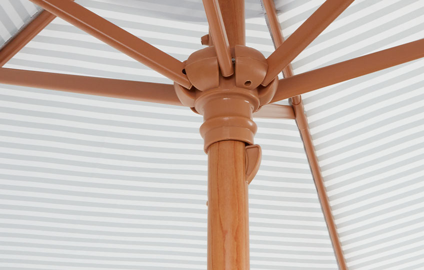 Stâlpul și partea inferioară a unei umbrele de soare de grădină cu acoperire decorativă din folie metalică