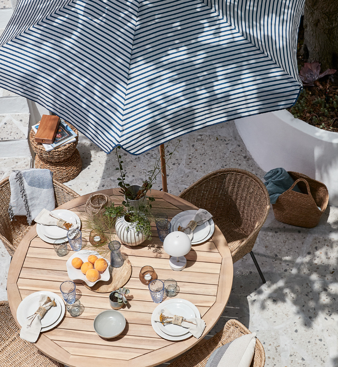 Masă de grădină cu scaune de grădină și umbrelă de soare