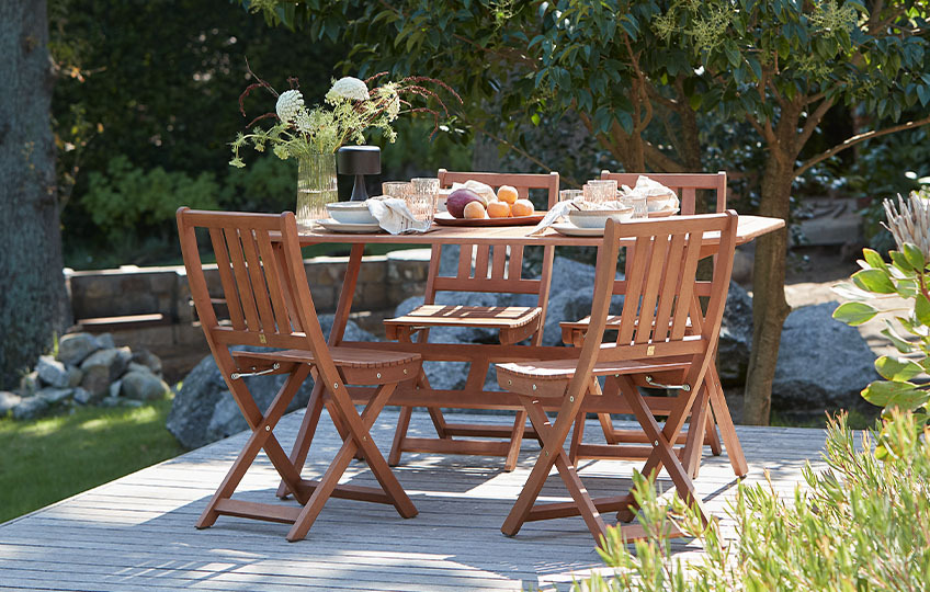 Masă de grădină solidă din eucalipt și scaune de grădină pe terasă