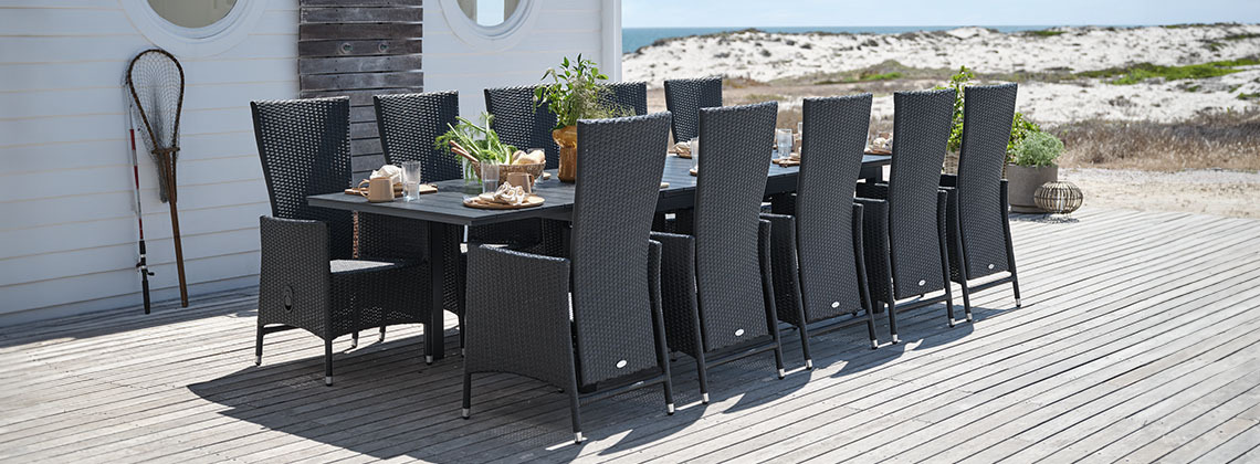 Masă mare de grădină și scaune pentru 10 sau 12 persoane pe terasa de langa plajă