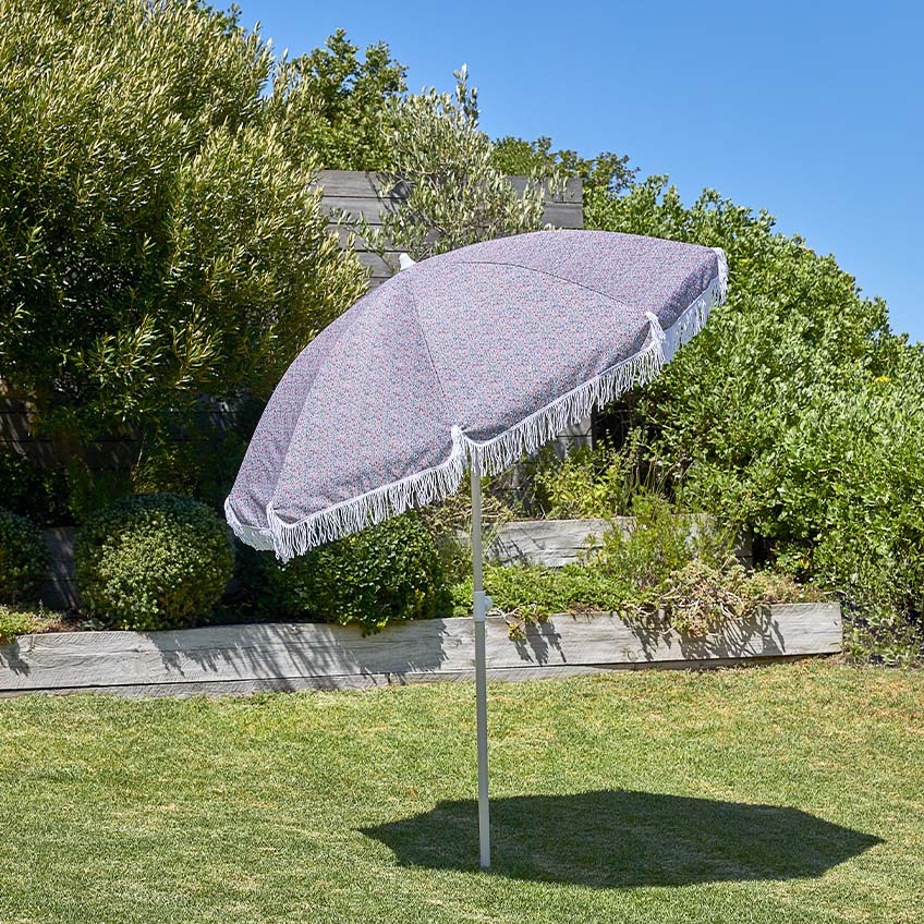 Umbrelă de soare mică, gri, în grădină, cu funcție de înclinare și înălțime reglabilă
