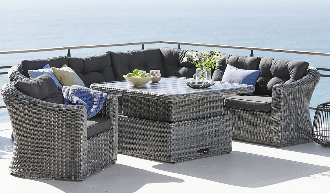 Set de terasă gri format din colțar, scaun și masă cu înălțime reglabilă