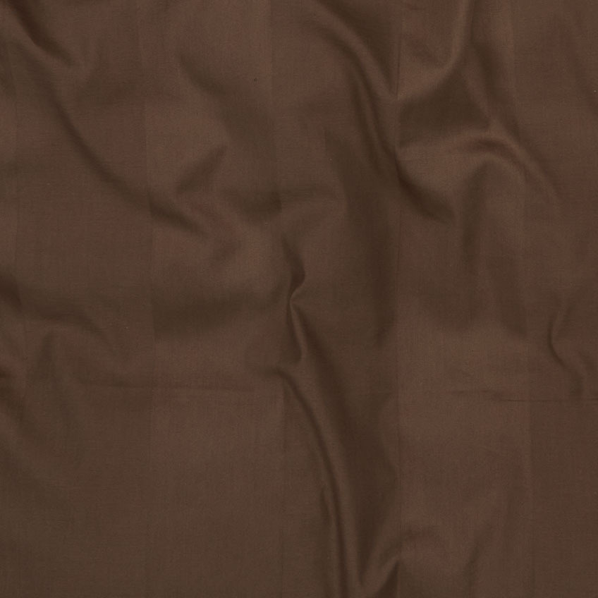 Prim-plan cu o lenjerie de pat maro ciocolatiu, din bumbac, care include husă de plapumă și fată de pernă