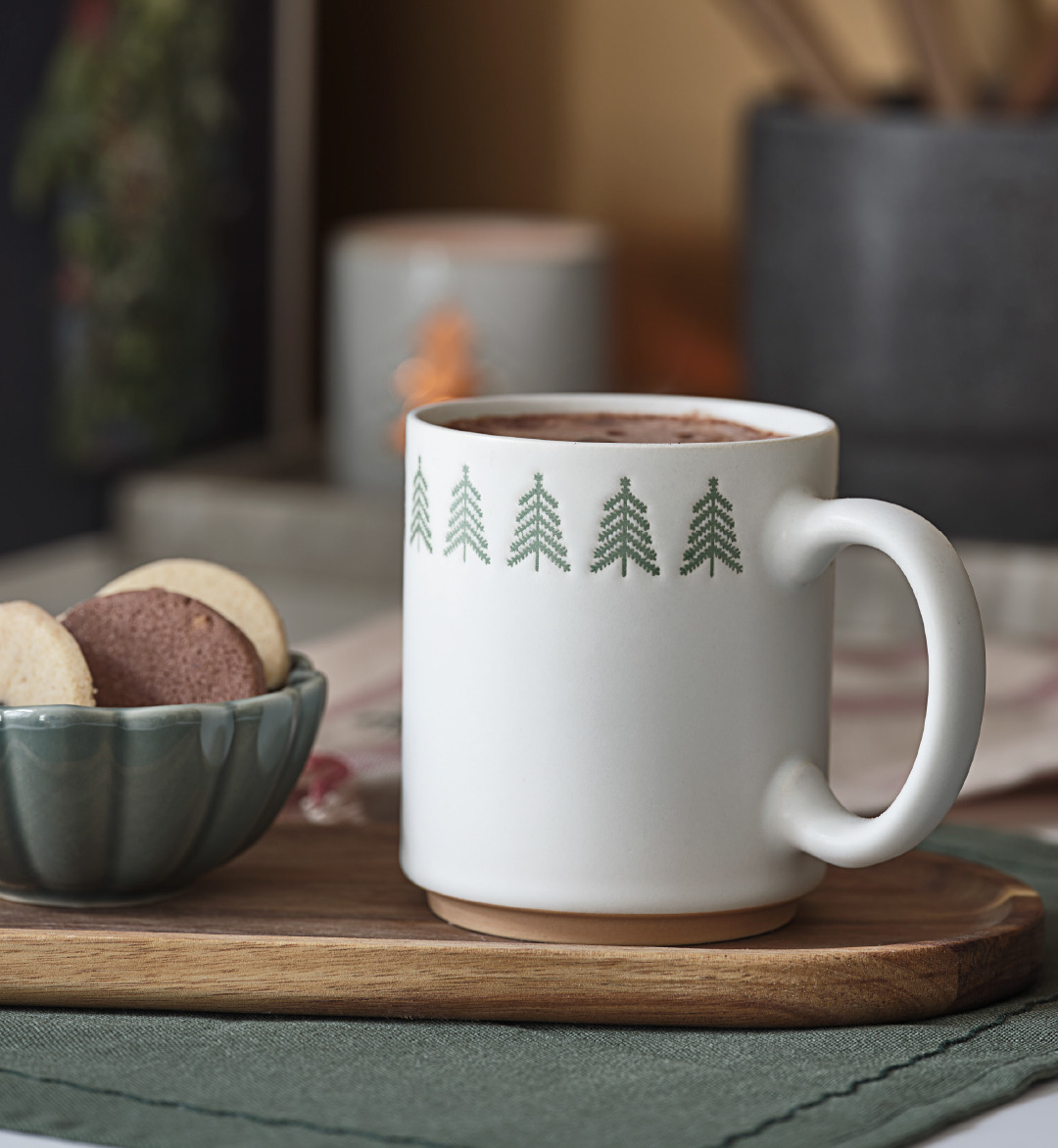 Cana de Craciun FREKI, perfecta pentru ciocolata calda Cana de Craciun decorata cu un imprimeu cu brad