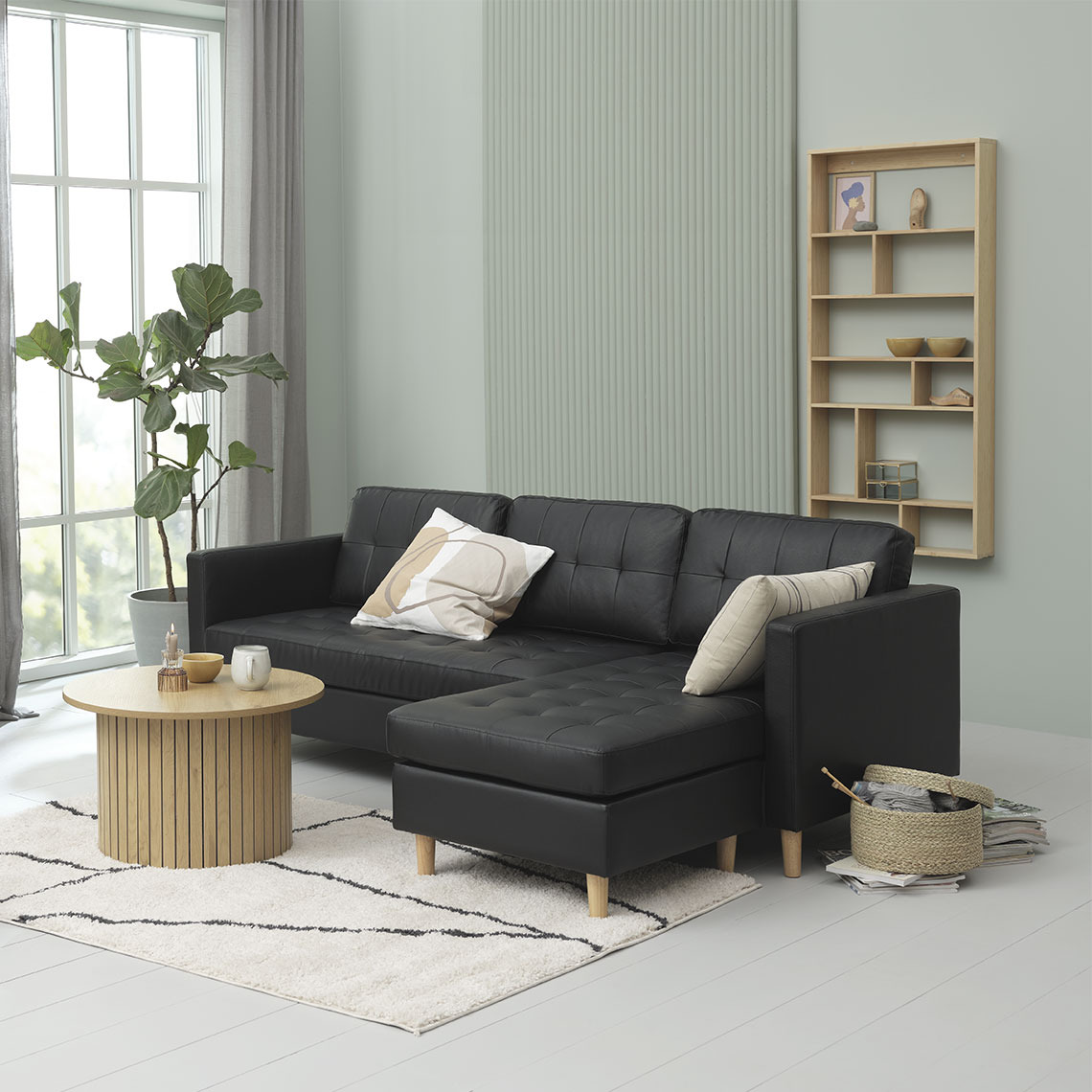 Canapea cu sezlong din imitatie de piele neagra si mobilier din lemn