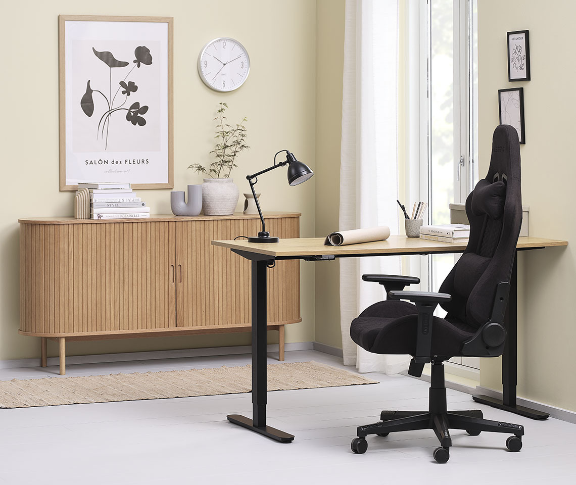 Birou reglabil pe înălțime SVANEKE, scaun de gaming NIBE și bufet LYNGVIG Decor confortabil cu birou reglabil pe înălțime, scaun de gaming și bufet
