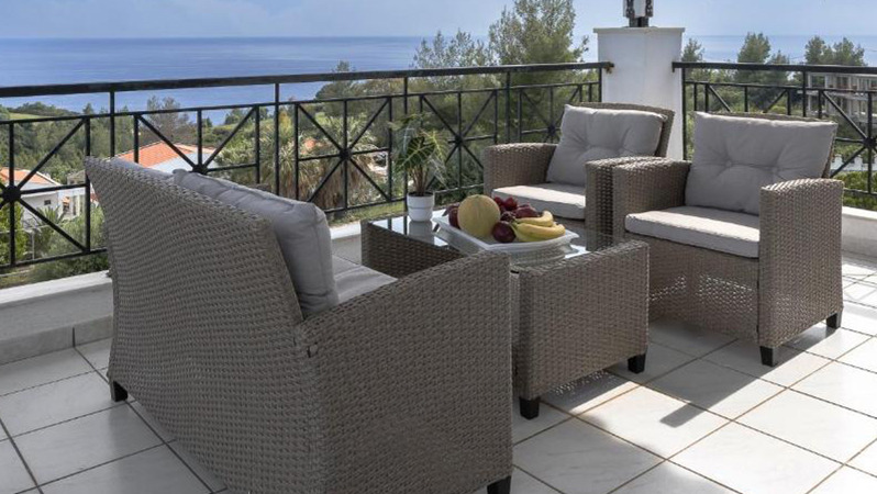 Terasă în aer liber cu mobilier de lounge JYSK, cu vedere spre frumosul ocean