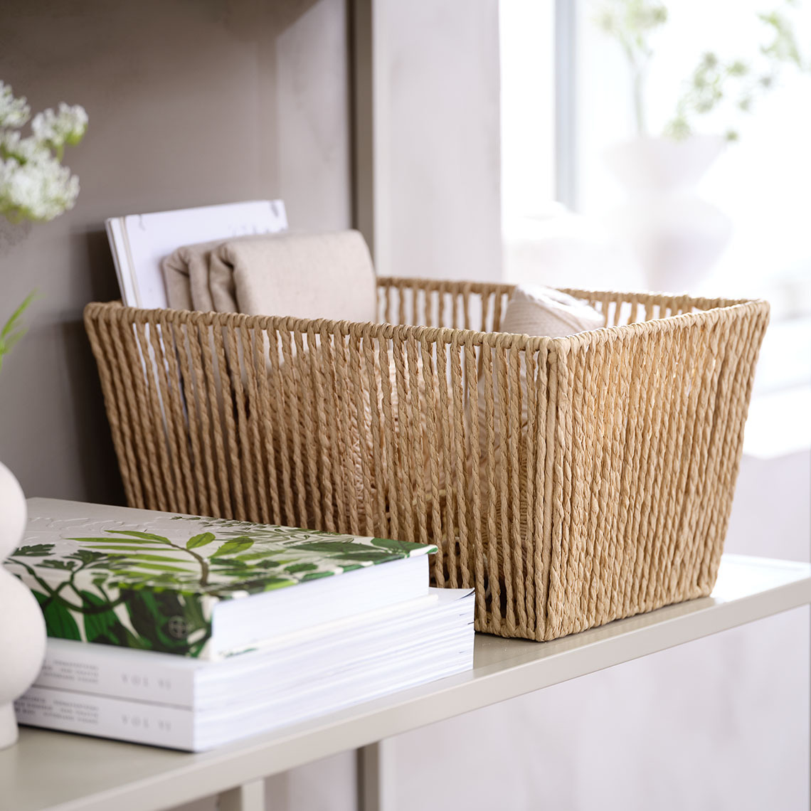  Coș decorativ din fire de hârtie împletite