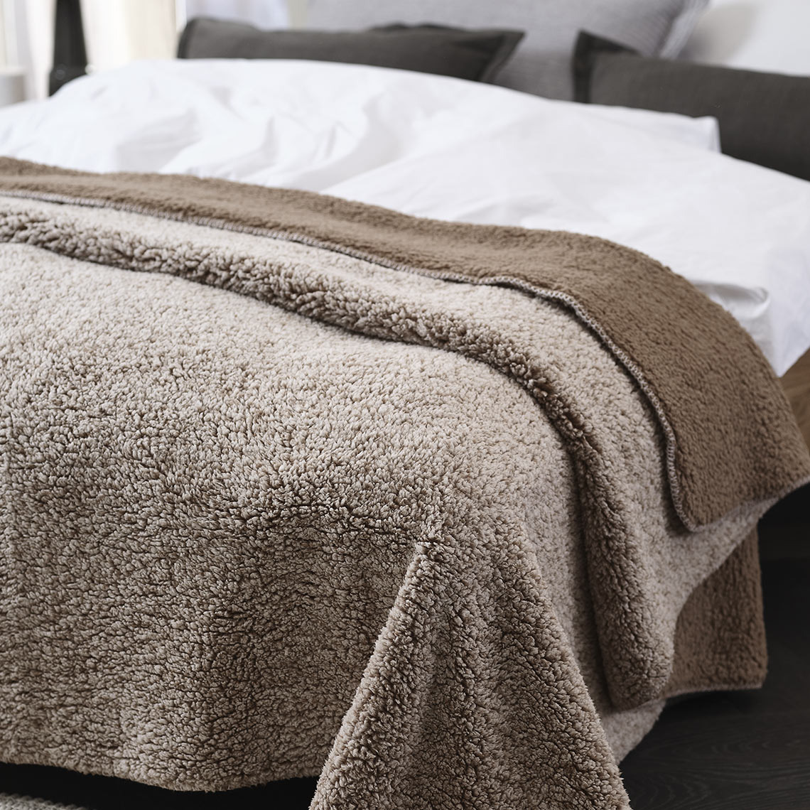 STORFRYTLE pătură din fleece Pătură maro pe pat în dormitor