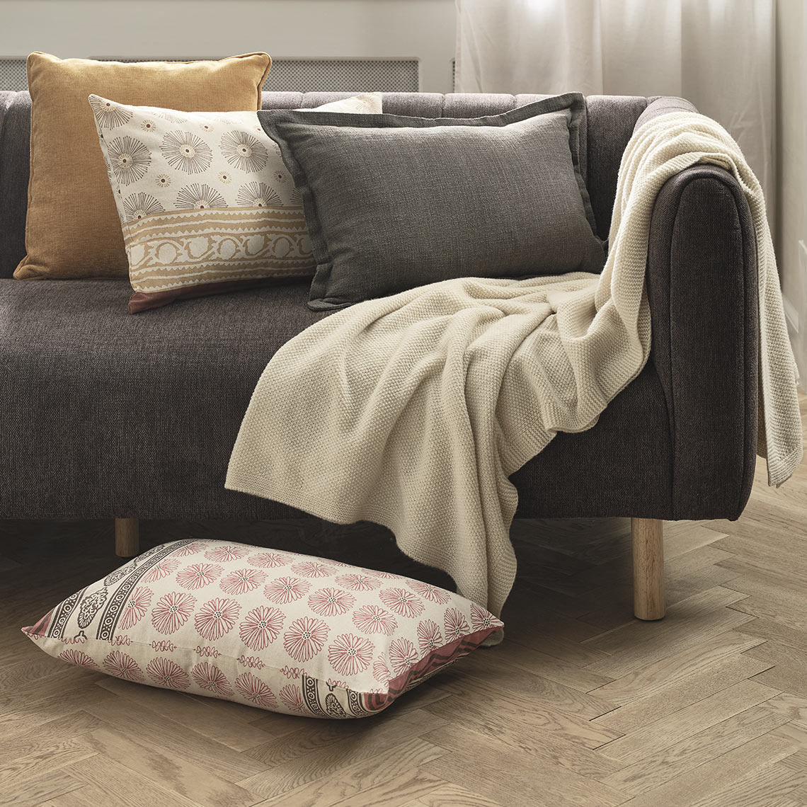 Perne cu imprimeu KATTEFOT și pătură HUMLE Perne și o pătură pe canapea