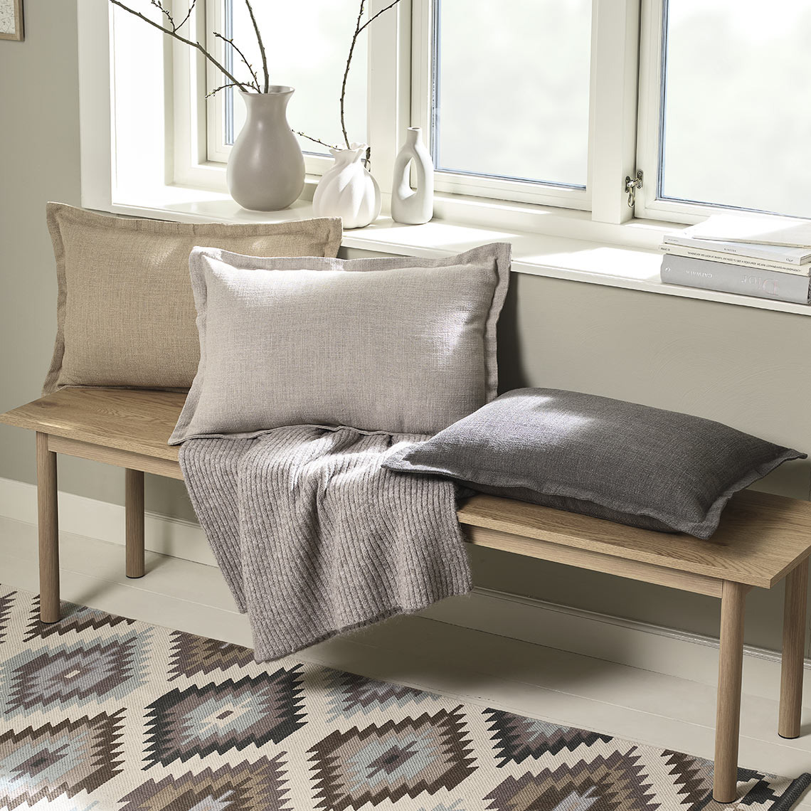 Fețele de pernă NATTVIOL sunt disponibile pe maro, bej și latte Bancă cu perne în diferite culori