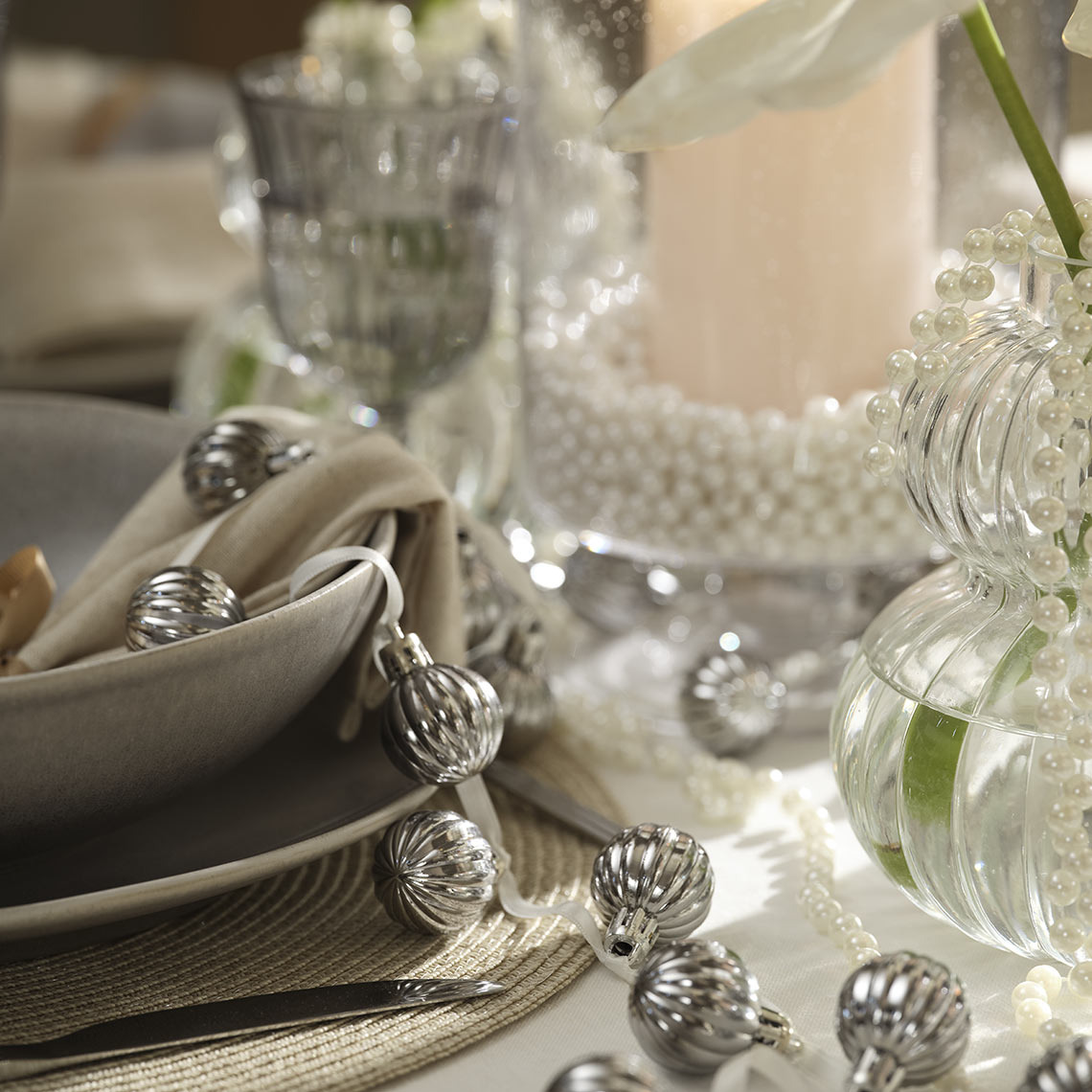 Globuri de Crăciun HELIOTROP Ghirlandă cu globuri mici pe masa de dining