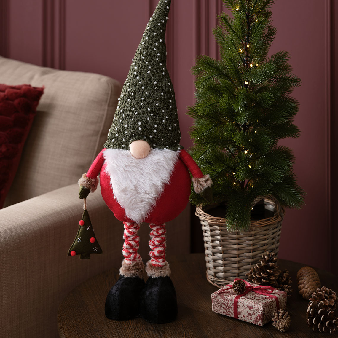 Spiriduș de Crăciun scandinav cu nas bombat, barbă albă și pălărie gri