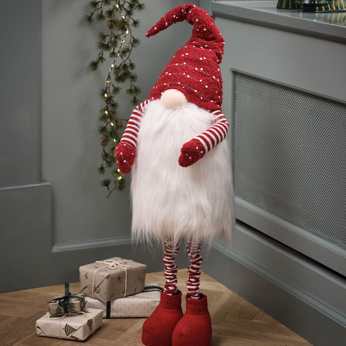 Spiriduș înalt de Crăciun cu pălărie roșie și barbă mare