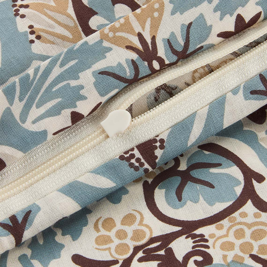 Lenjerie de pat inspirată din Art Deco, în culori pastelate de albastru și maro