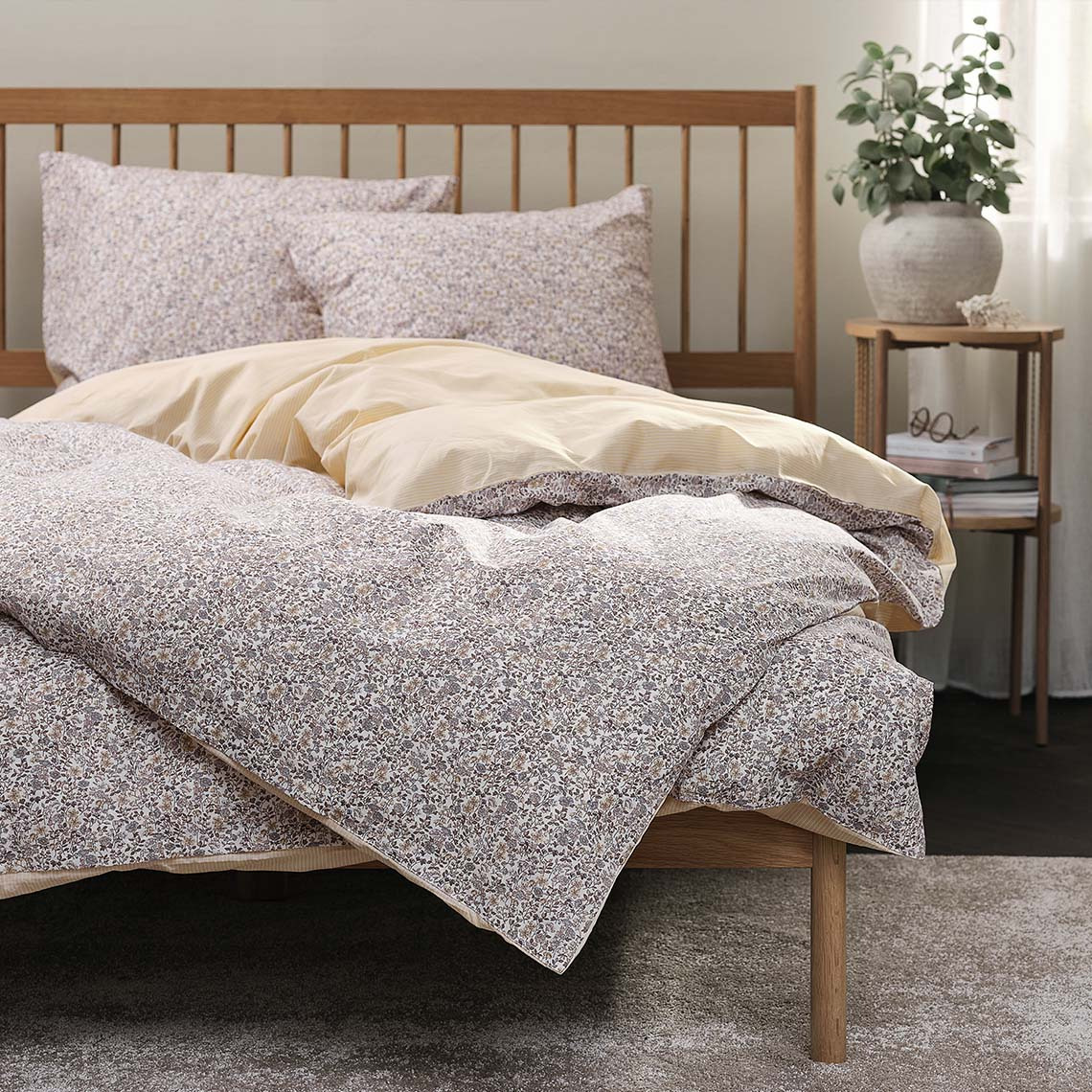 Lenjerie de pat cu model floral în culori delicate de violet și galben