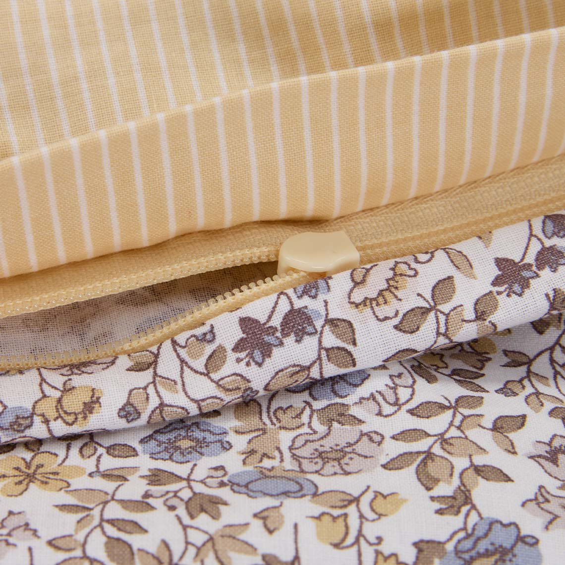 Lenjerie de pat din bumbac cu flori mici pastelate în nuanțe de violet și galben