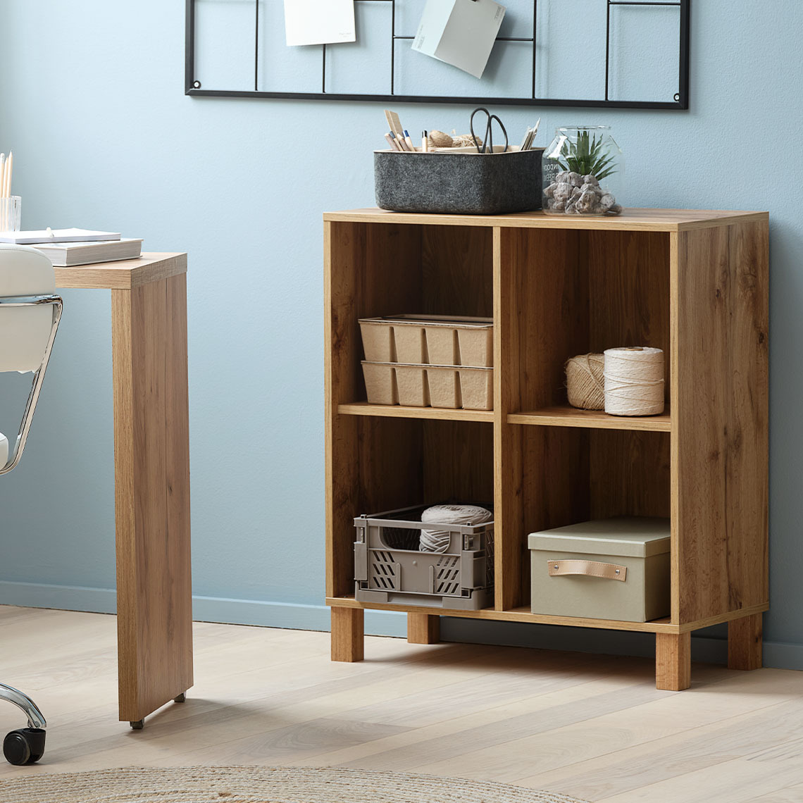 Unitate modulară de depozitare pe perete cu patru compartimente, așezată pe podea cu picioare asortate