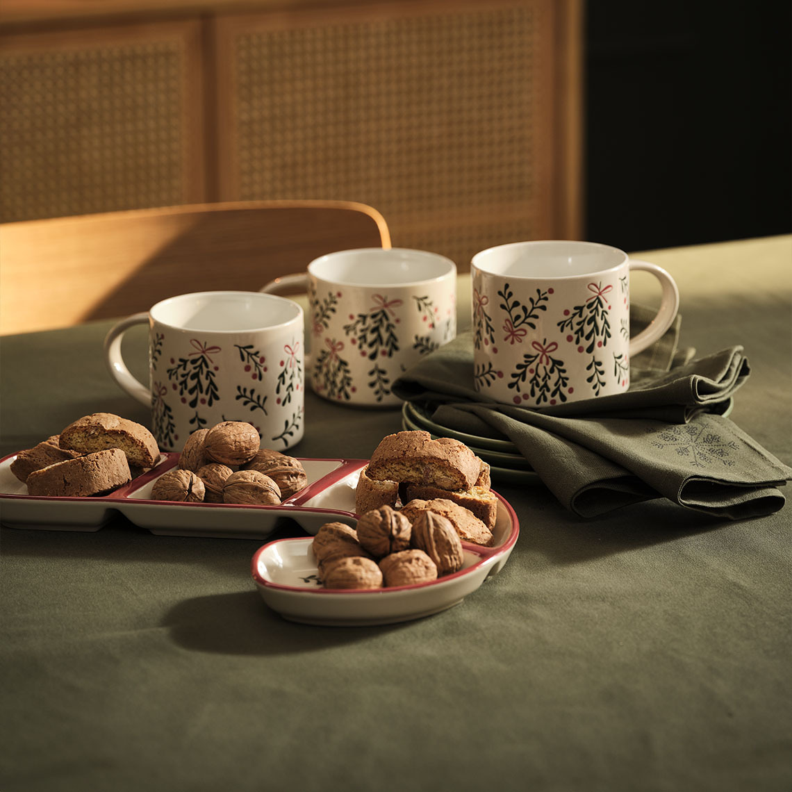 Cana de Crăciun și bol LIN și șervete STJERNESTEN Căni de Crăciun, bol și șervete de Crăciun pe masă