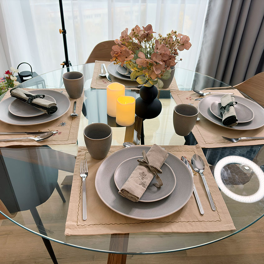 Masa dining JYSK cu produse pentru amenajarea mesei