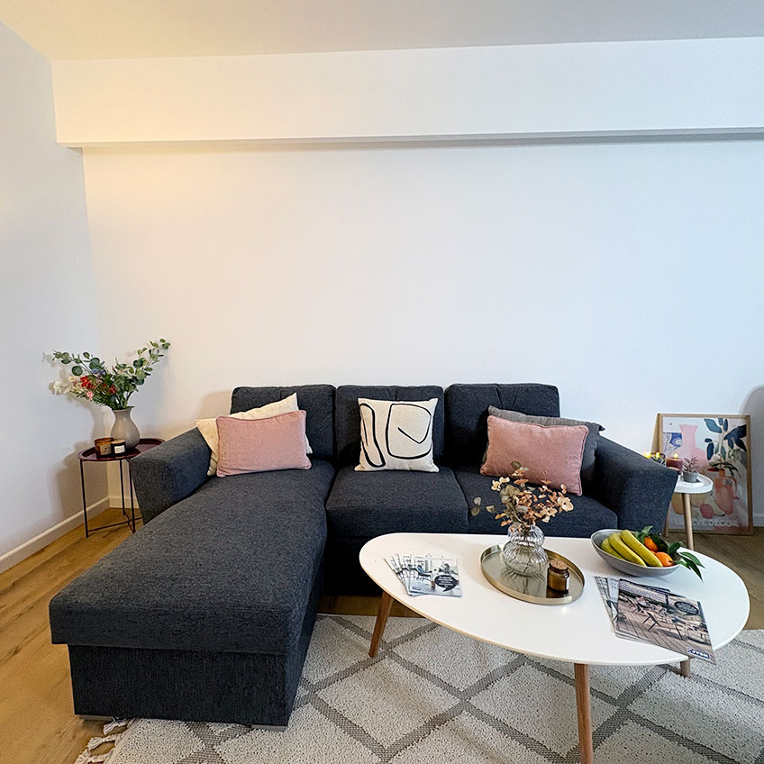 Sufragerie JYSK mobilata cu canapea si masuta de cafea