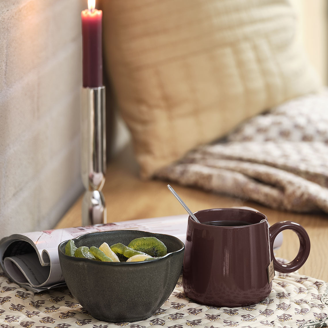 Bol și cană pe un șervet de masă