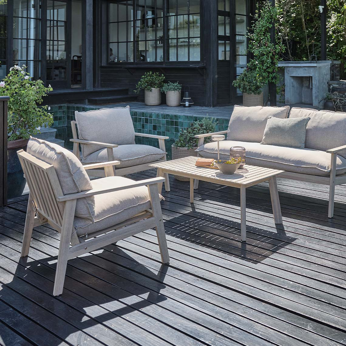 Set de terasă bej pe o terasă