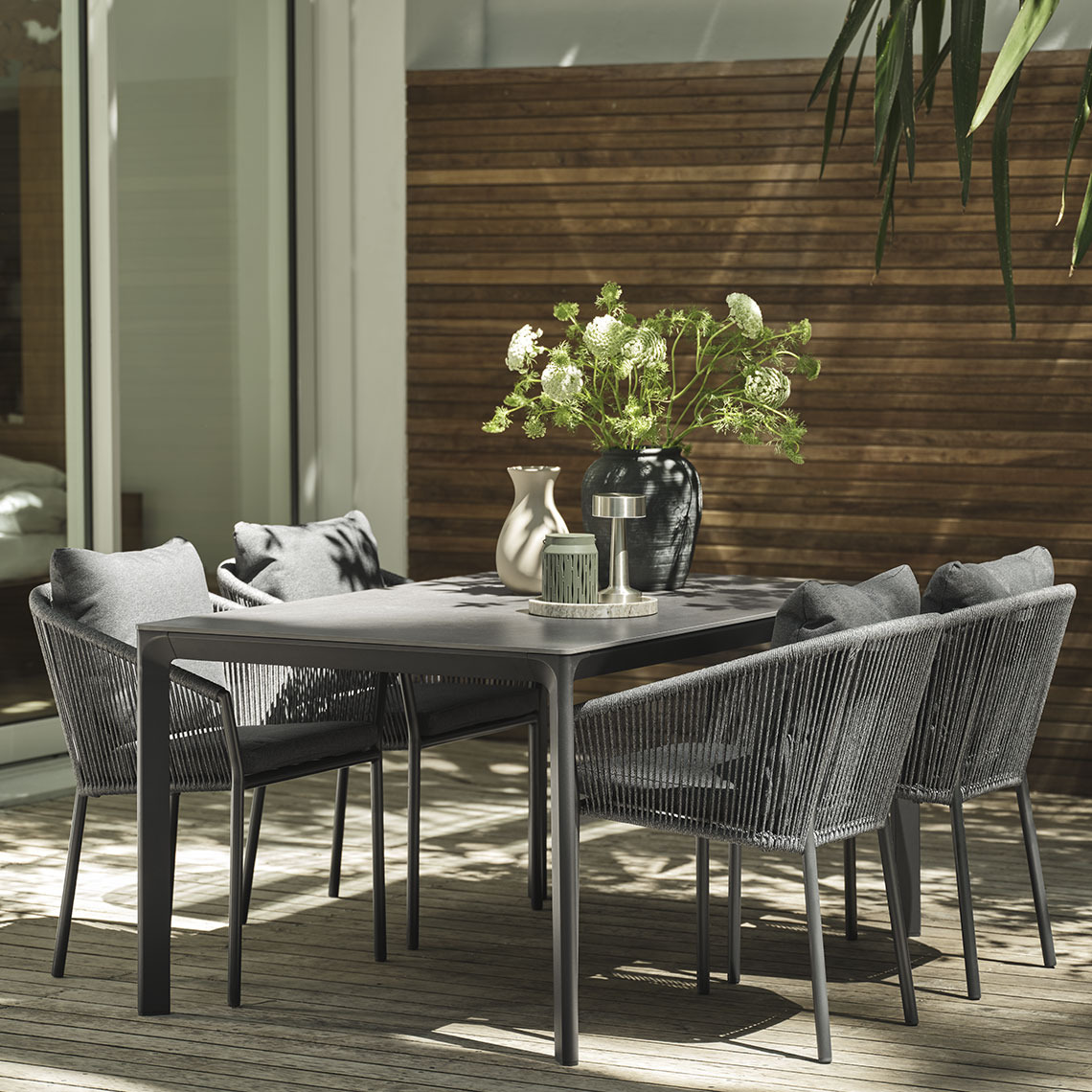 Masă de grădină și scaune de exterior pe terasă