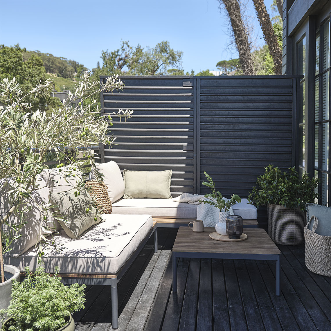 Set de terasă HOU Mobilier de terasă pe o terasă mică cu plante și jardiniere