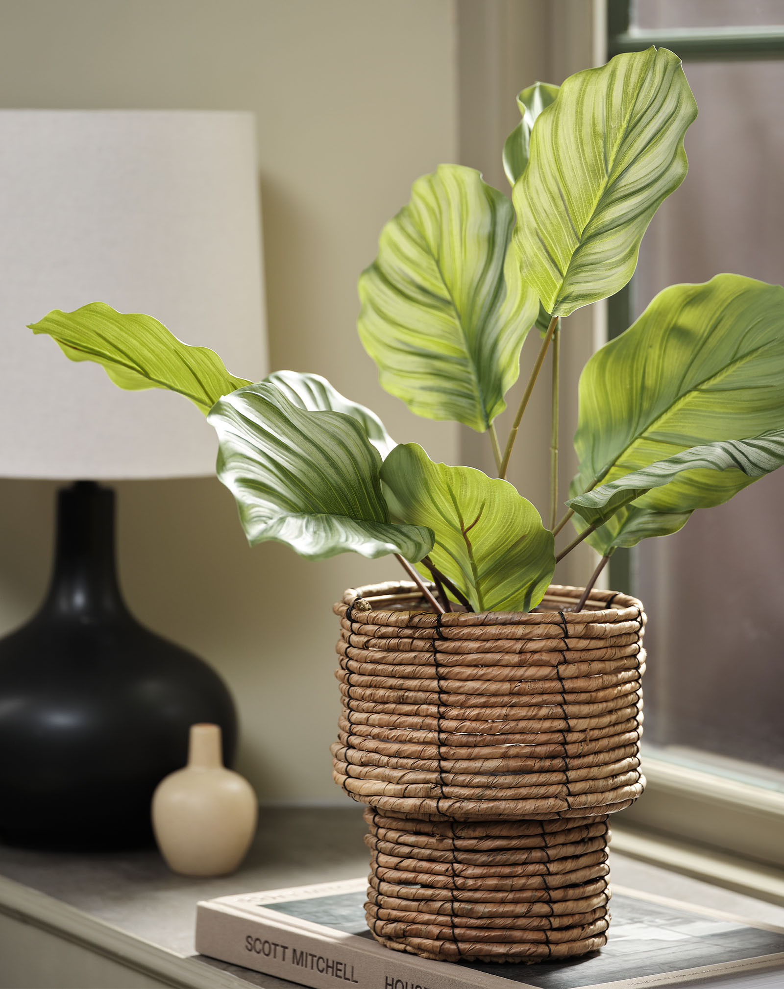 Plană artificială cu aspect de calathea într-un ghiveci împletit