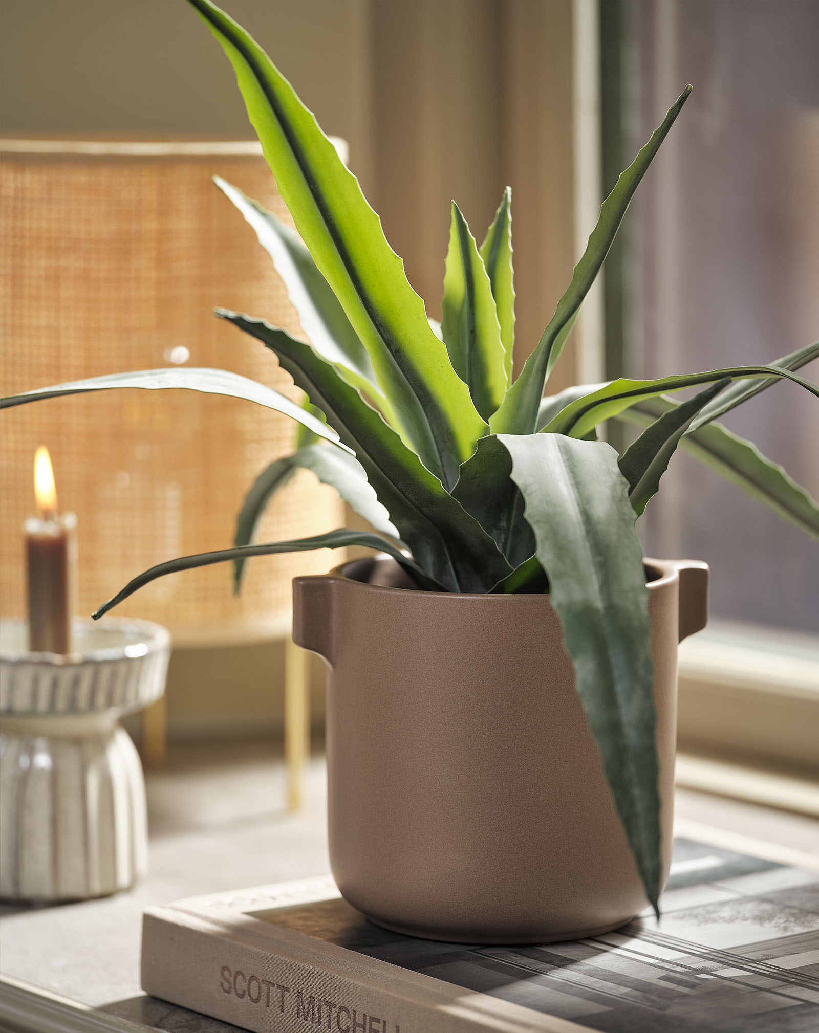 Plantă artificială cu aspect de aloe vera verde într-un ghiveci