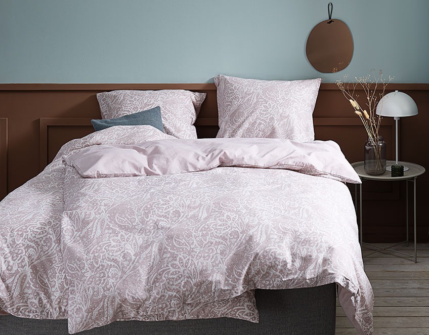 Lenjerie de pat roz cu un model paisley intr-un dormitor rustic
