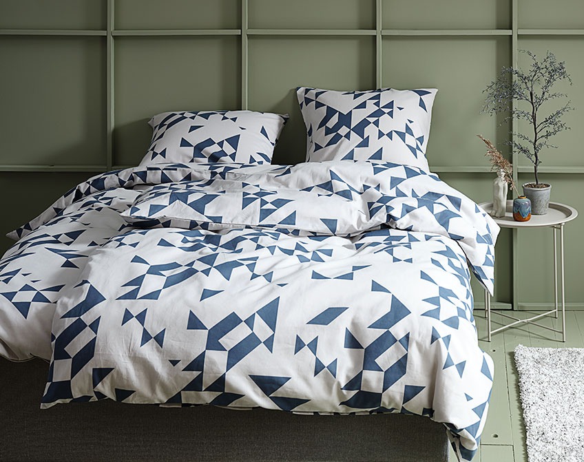 Lenjerie de pat cu model de triunghiuri și pătrate albastre pe un fundal alb