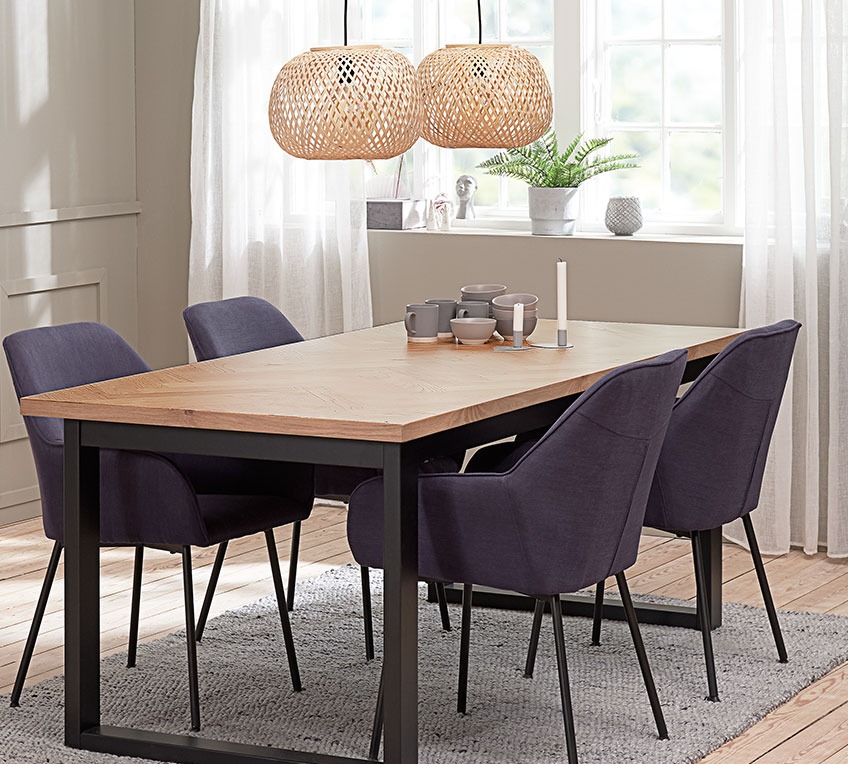Comfy and robust HADRUP dining chairs at the AGERSKOV dining table 4 dining chairs with armrests at a dining table