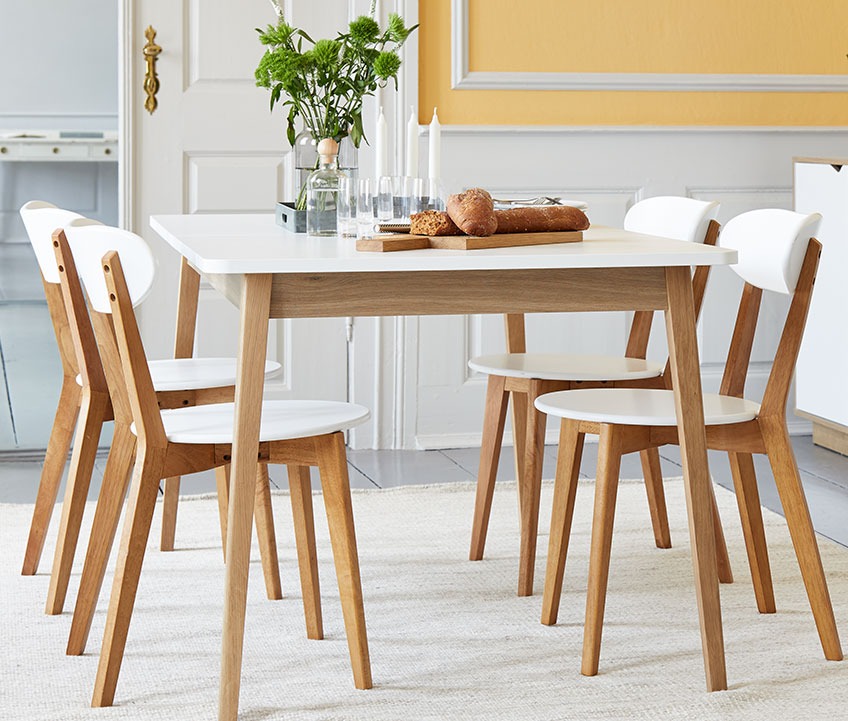 JEGIND dining chairs at the GAMMELGAB dining table 4 dining chairs in wood at a wooden dining table