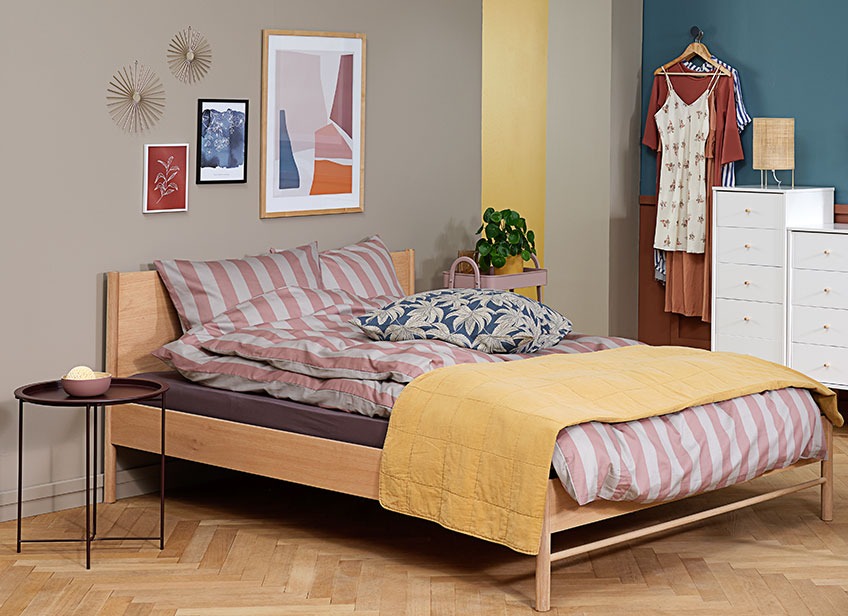 VALMUE quilted blanket can be used as a bed throw, a picnic blanket or something else – it’s all up to you Quilted blanket, used as a bed throw, in a bedroom with a large bed