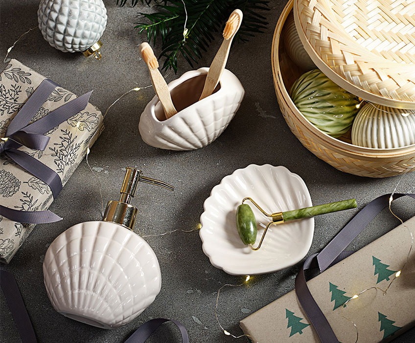 Bathroom set shaped like seashell and green faceroller in stone