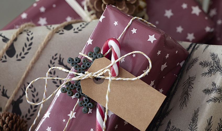 EUDIALYT wrapping paper Christmas gift wrapped in paper and decorated with candy cane and perler beads