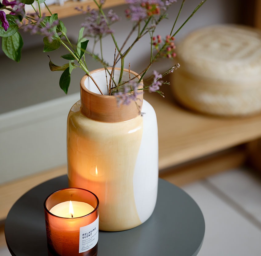 HELMER table lamp and JENS scented candle on STAND IN flower stand Vase and scented candle on a flower stand